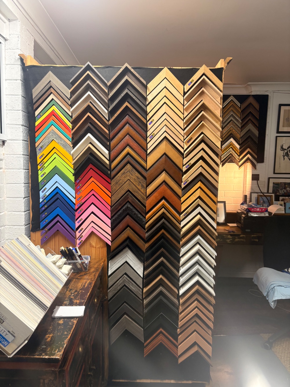 Framehouse moulding wall — timber, metal and gilt frame samples